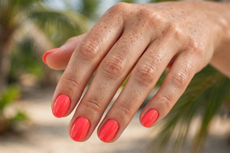 Coral nails for vacation