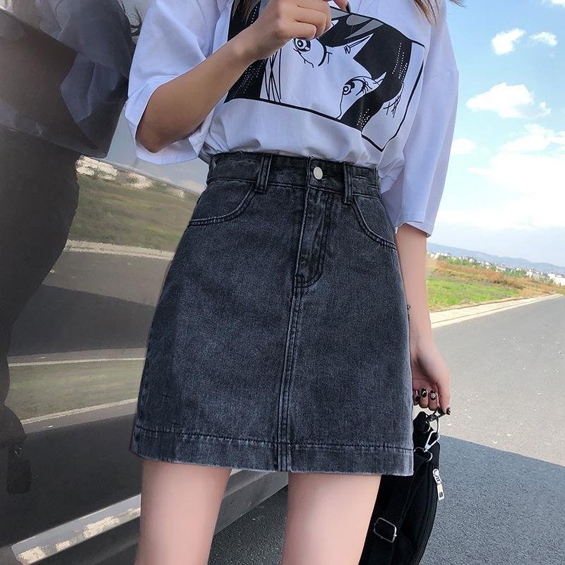 Graphic tee with mini skirt over jeans street style