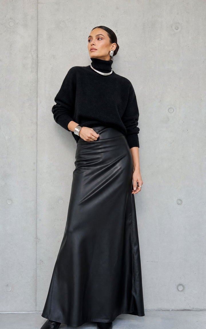 All black monochrome maxi skirt outfit for work
