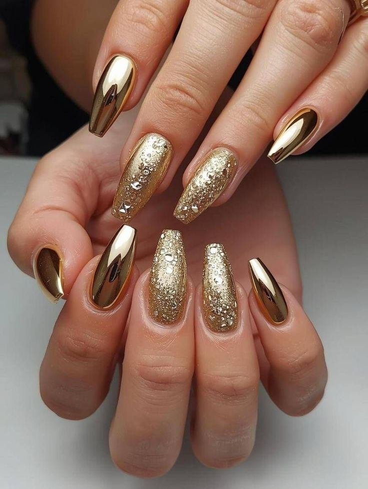 Full gold glitter bomb winter nails