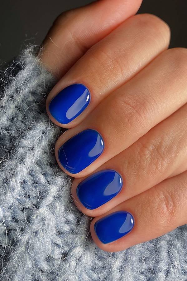 Cozy short blue winter nail design